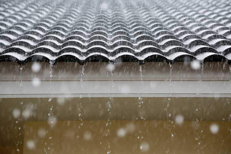 Regenbui op een hellend dak